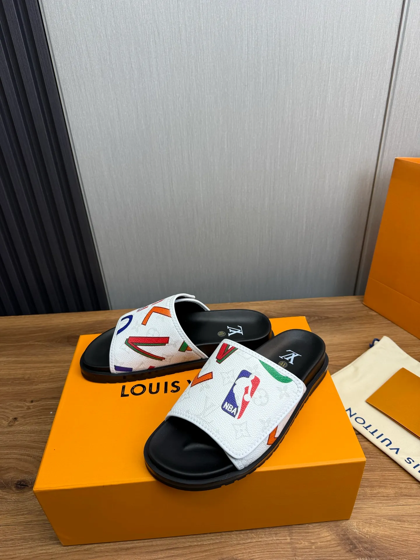 Men's shoes 💰320💰 Lv. hot selling men's slippers 🔥 🩴Official website one to one production 38-45 sizes 45 46 🉑️Customized!